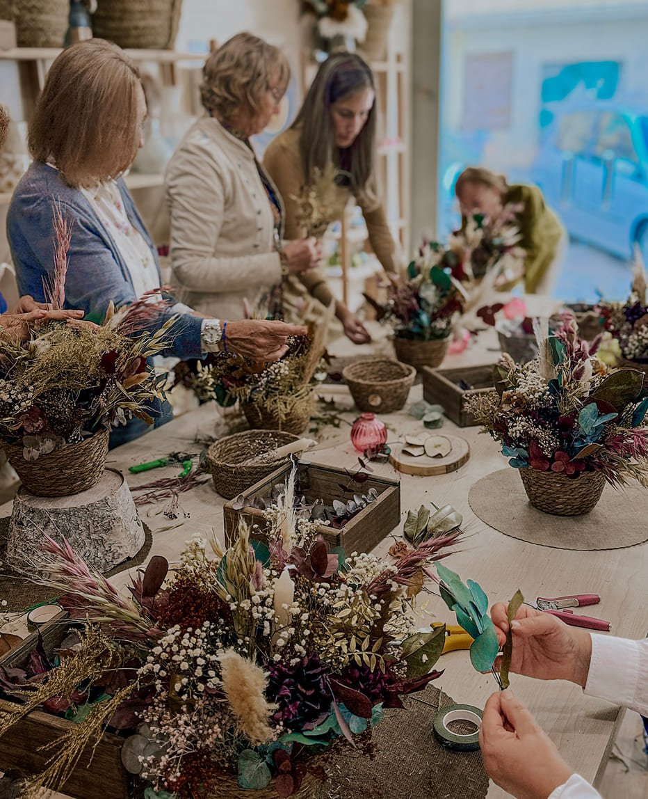 Profesora enseñando técnicas de composicion del centro 
