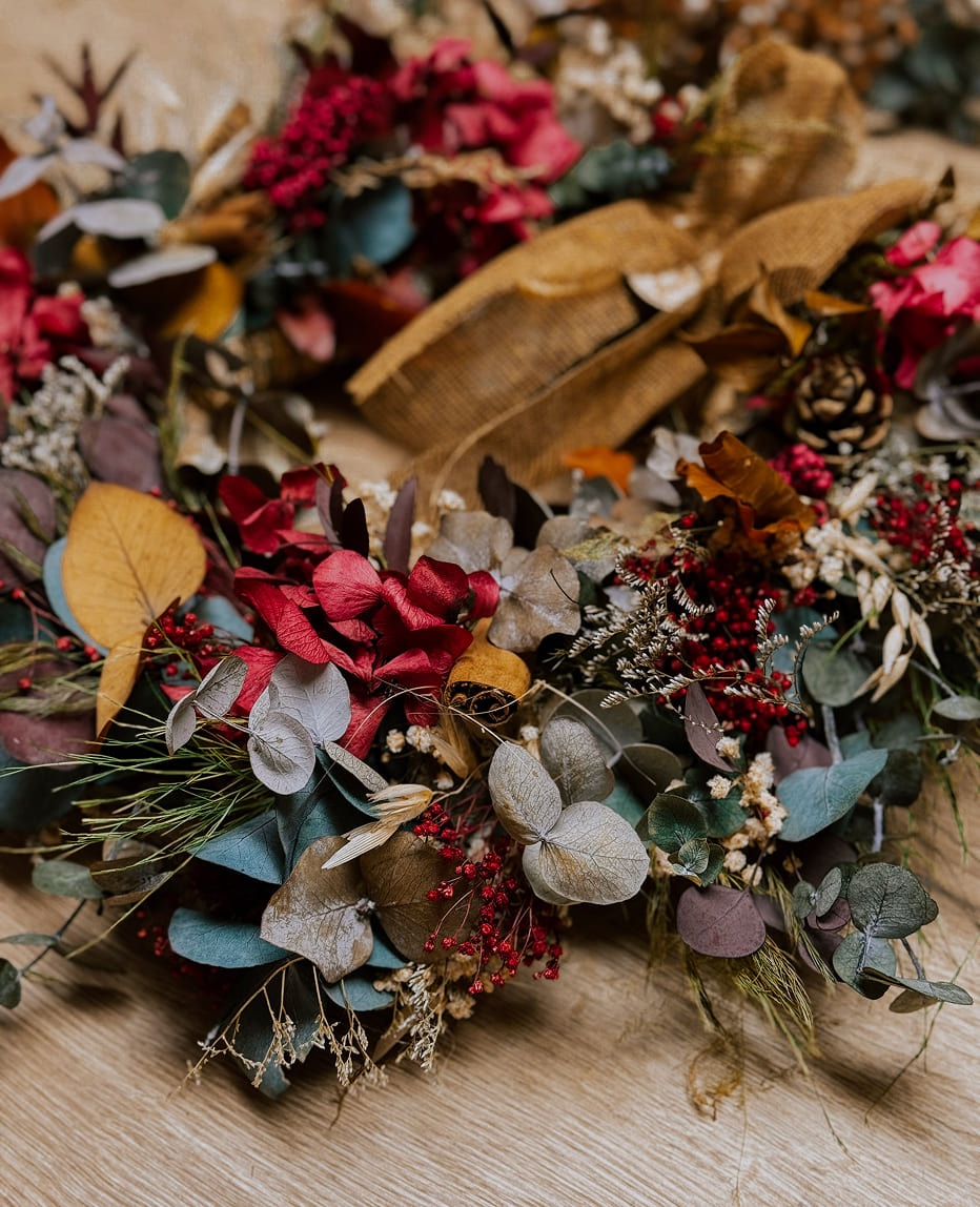 Corona de navidad de flores preservadas de cerca