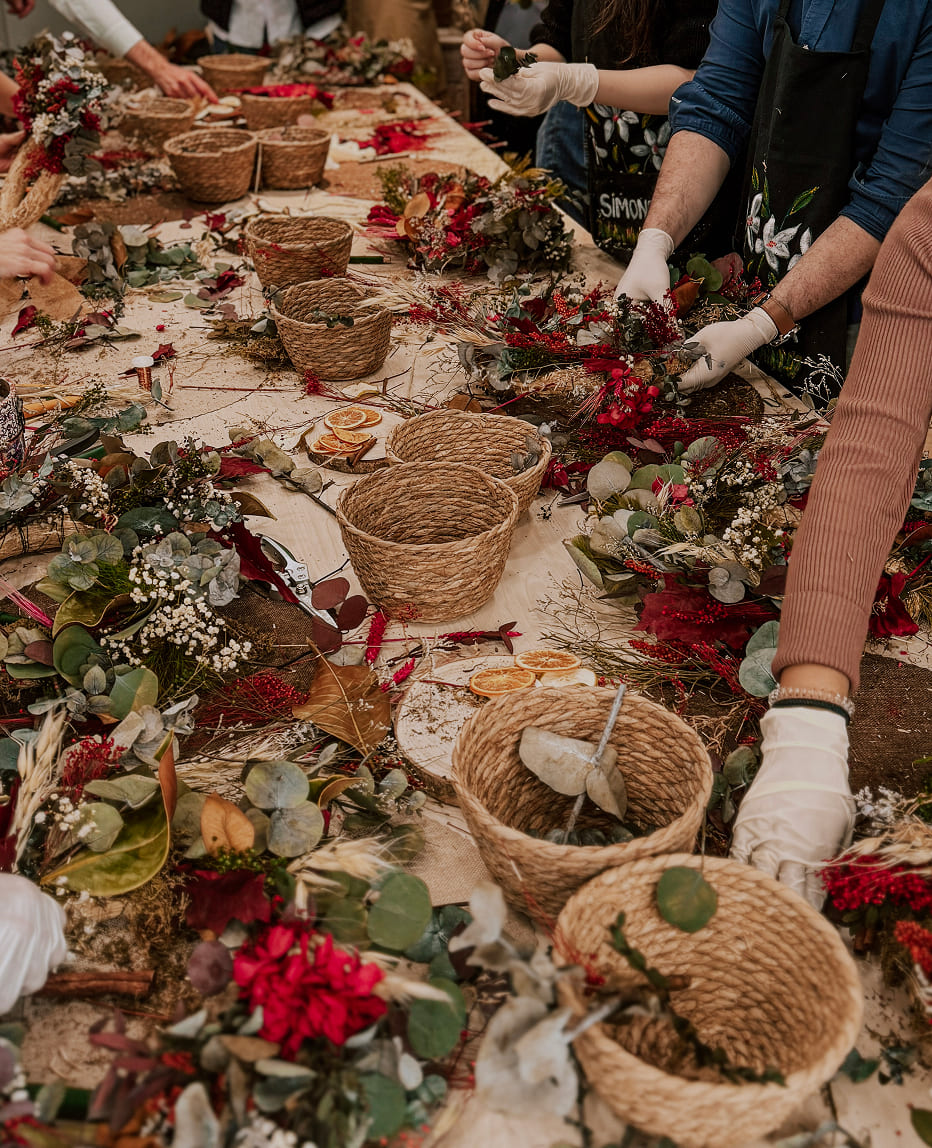 organizando taller de coronas de adviento de flores 