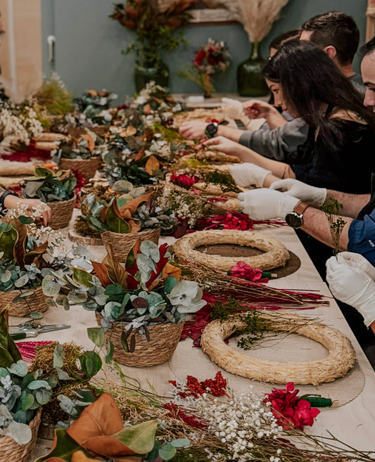 taller coronas de navidad de flores preservadas