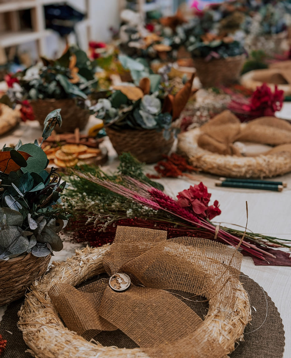 varias  coronas de adviento de flores preservadas