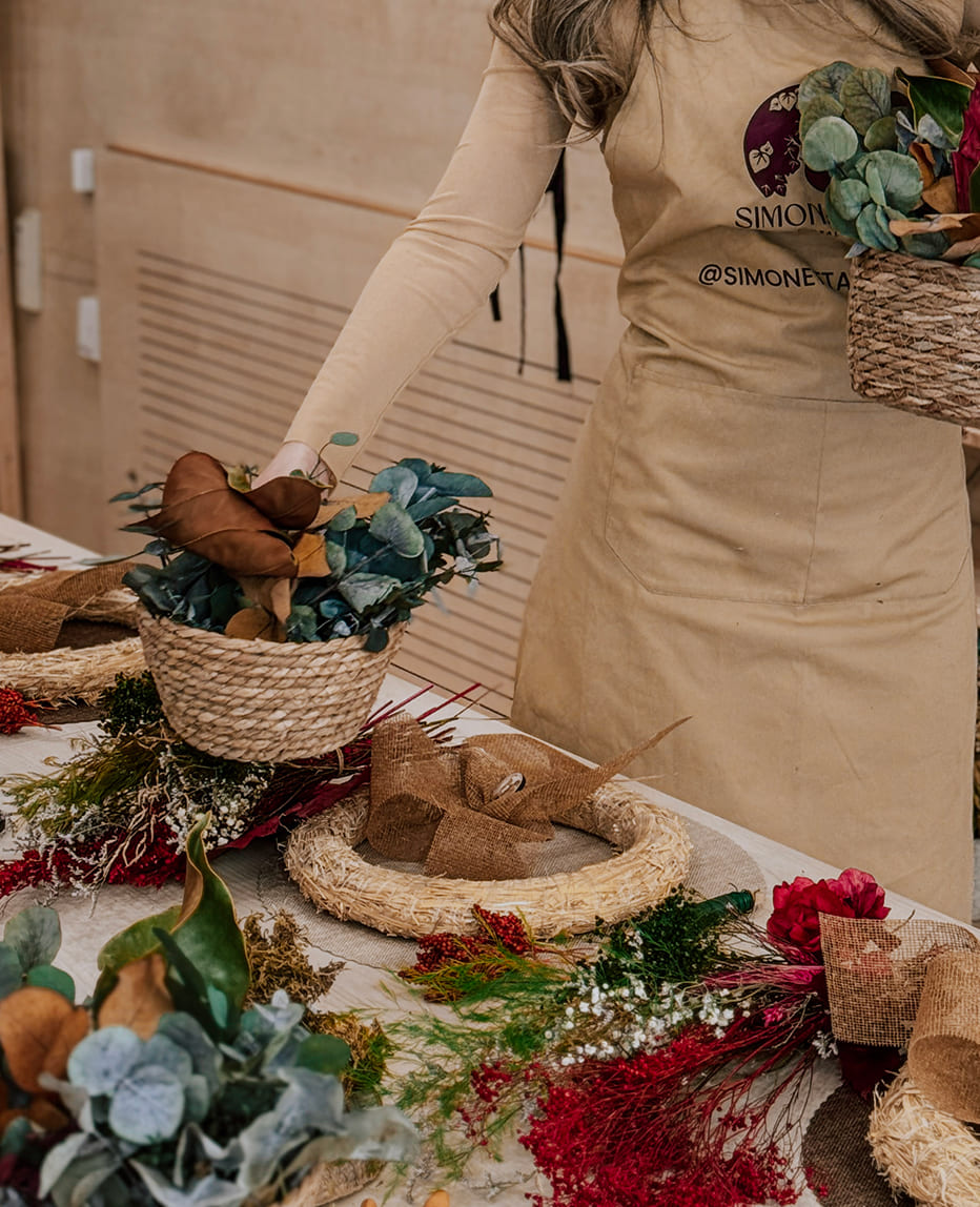 colocando para un taller coronas de navidad