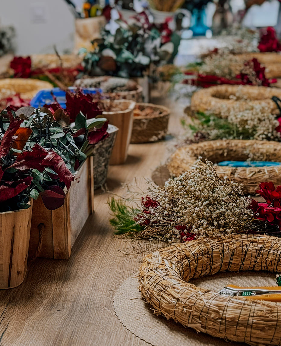 mesa de taller de  coronas de adviento de flores preservadas