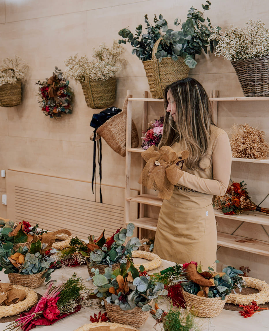 profesora colocando taller coronas de navidad 