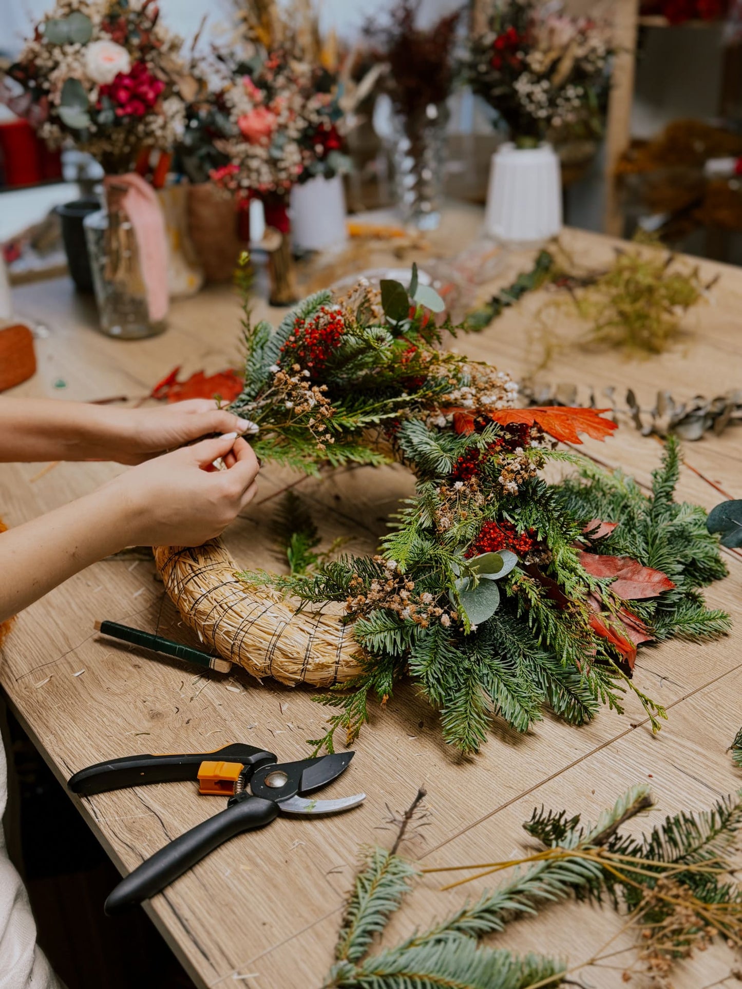 Taller corona de navidad de flor fresca