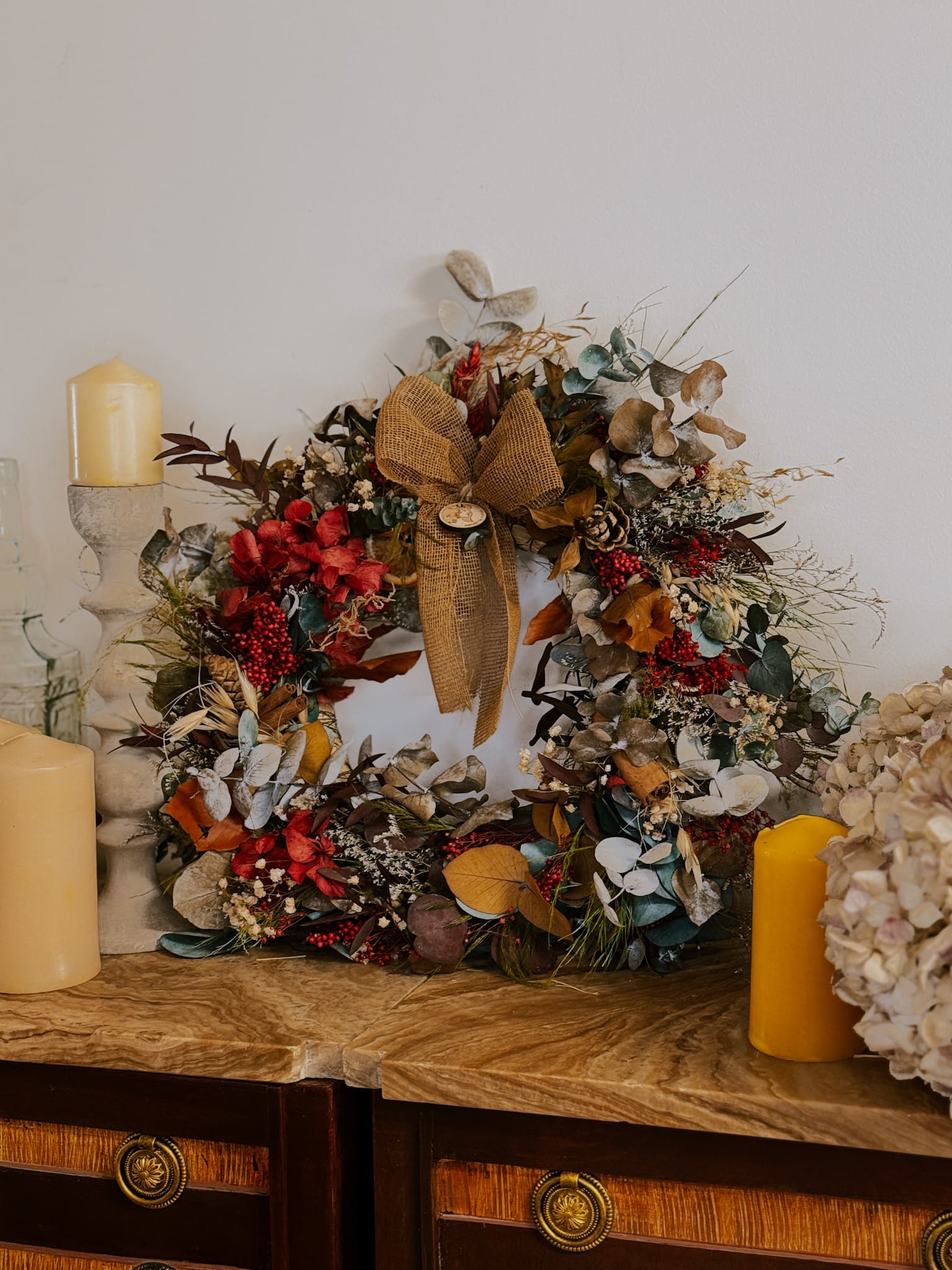 Bodegón con Corona de navidad de flores preservadas