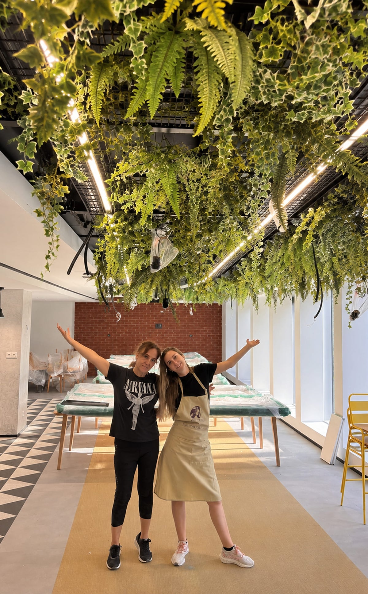 Equipo de Simonetta Floral en un proyecto de decoración vegetal para oficinas